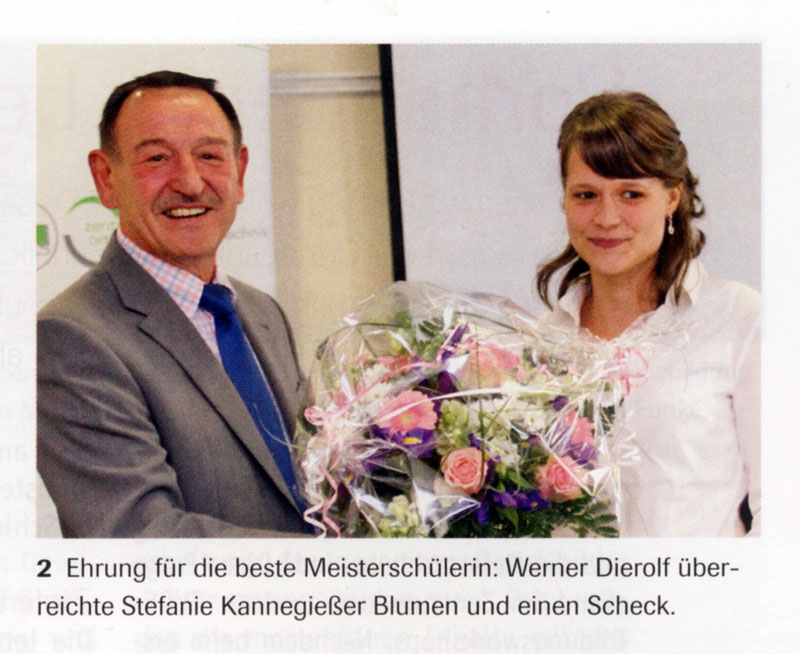 Ehrung für die beste Meisterschülerin: Werner Dierolf überreichte Stefanie Kannegießer Blumen und einen Scheck.